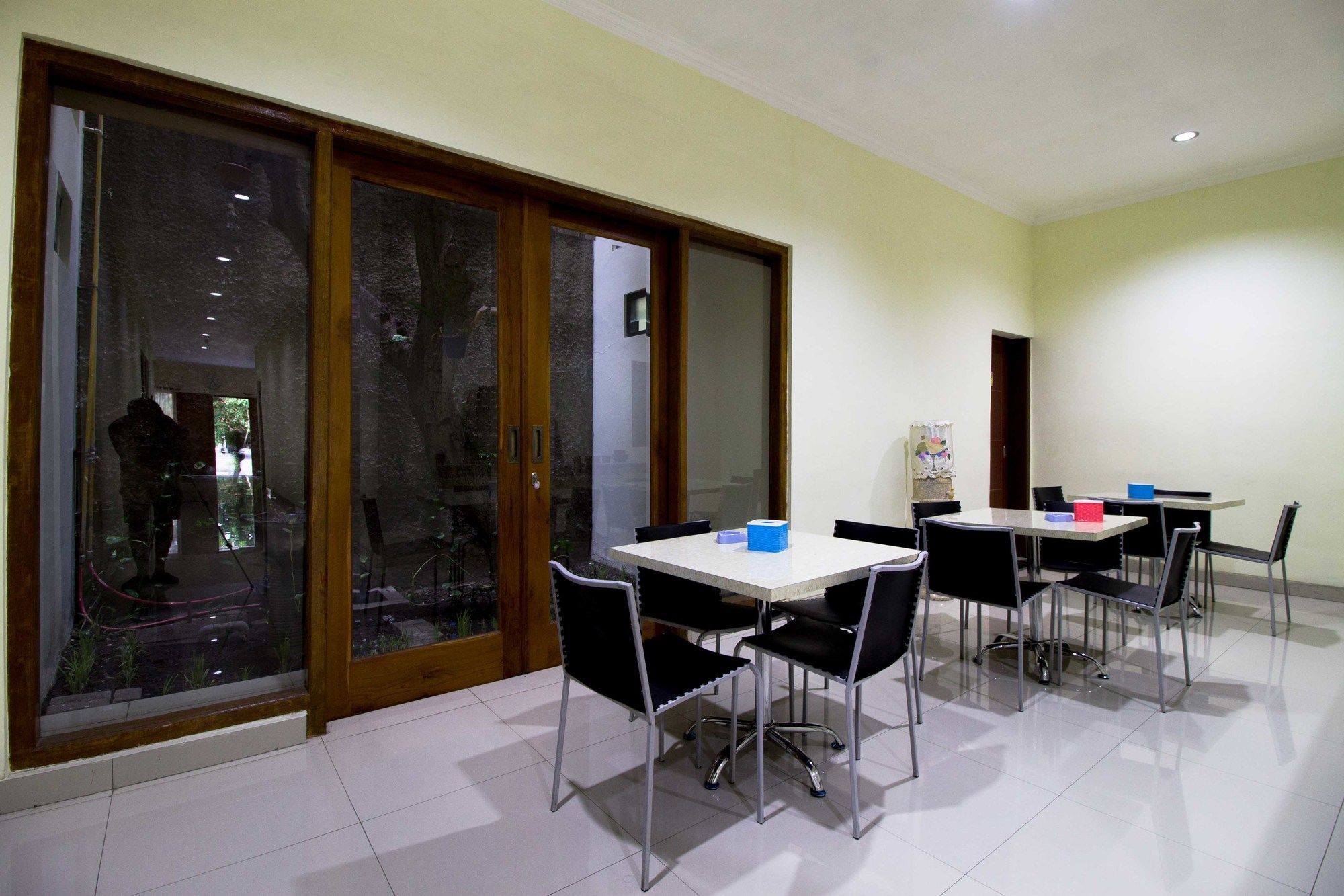 Toedjoeh Enam Homestay Surabaya Exterior photo